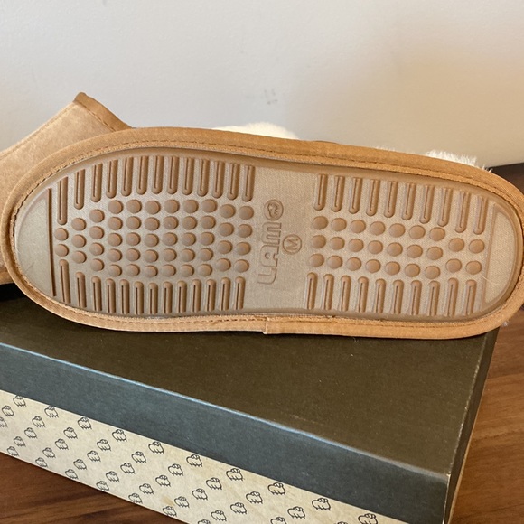 LAM sheepskin slip on slipper. Unisex Med - Mens 7.5/8, Women’s 8.5/9 - Picture 2 of 4